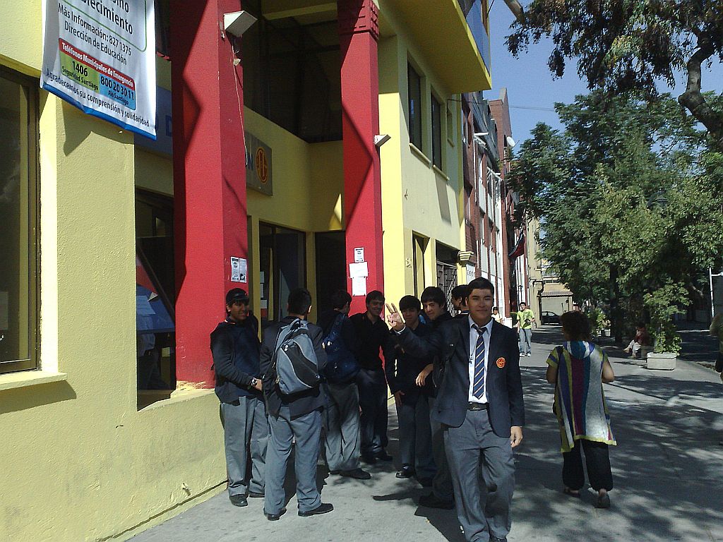 Meninos em escola no Chile: uniforme de paletó e gravata | Celio Martins/Gazeta do Povo