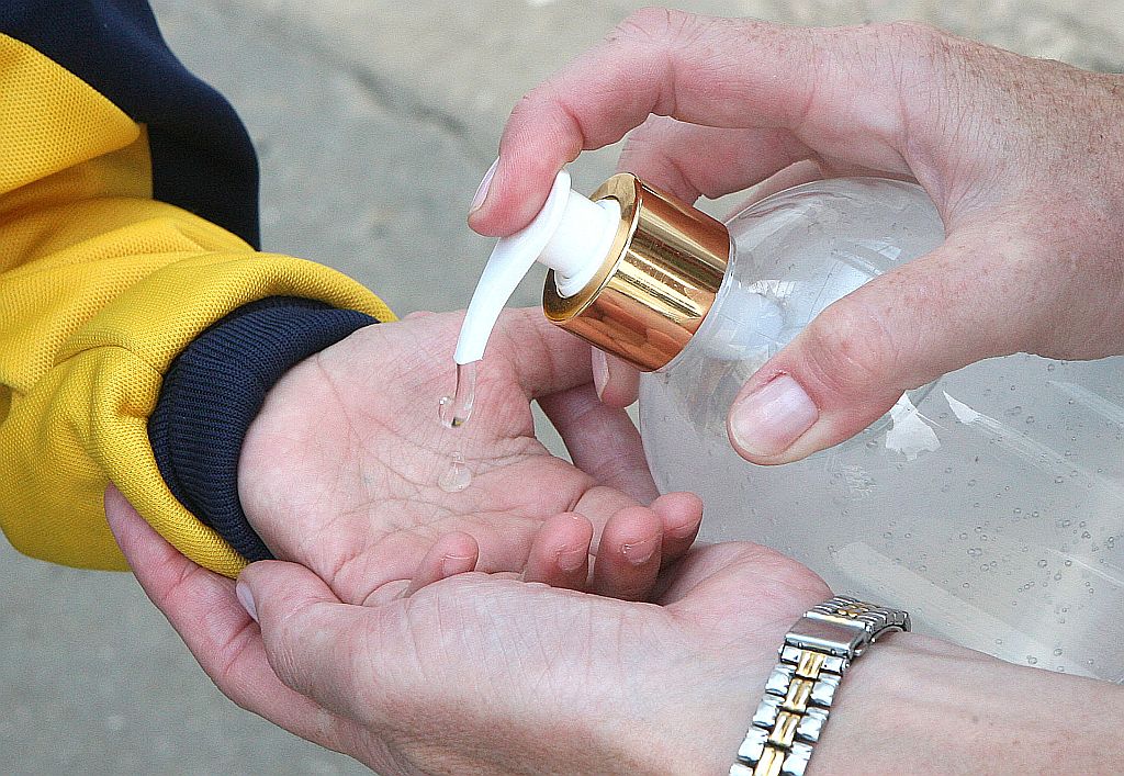 Prevenção: para diminuir riscos nas escolas, o ideal é usar o álcool em gel e ensinar aos alunos como se proteger contra o vírus | Hedeson Alves/Gazeta do Povo