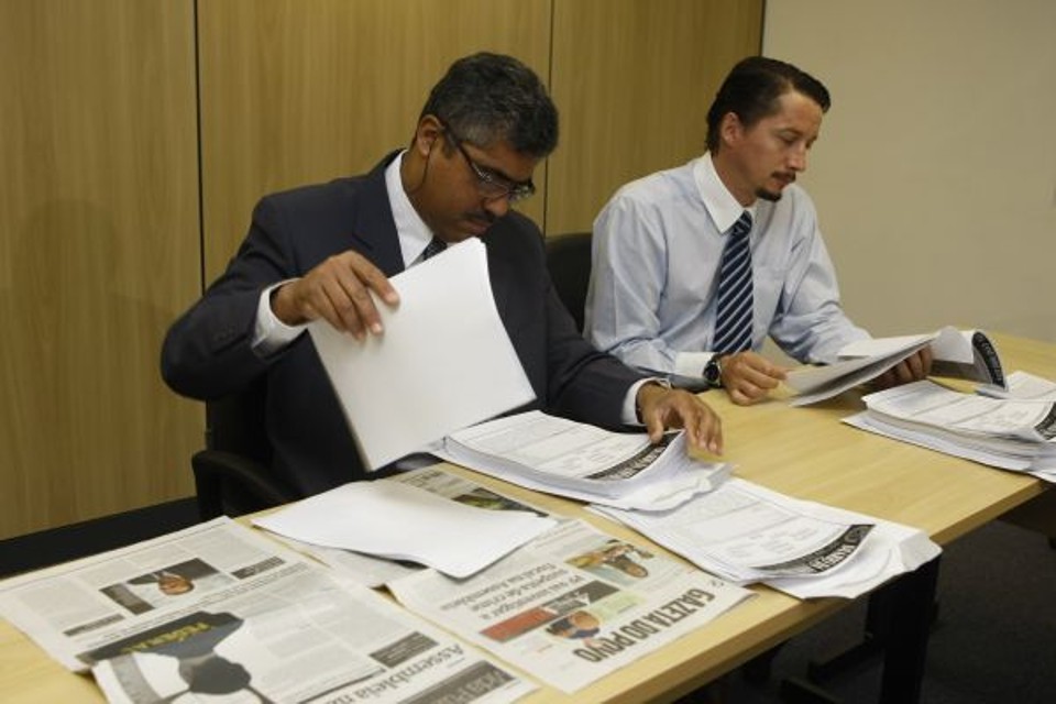 Jornal e TV entregam diários à PF: Os delegados da Polícia Federal (PF) Rosalvo Franco (esq.) e Nilson Antunes da Silva receberam ontem cópias dos diários oficiais da Assembleia Legislativa do Paraná que serviram de base para as reportagens da série Diários Secretos, publicadas pela Gazeta do Povo e pela RPC TV. Os documentos mostram as decisões da mesa executiva da Casa no período de janeiro de 2006 a março de 2009. Os diários podem auxiliar na investigação da PF, aberta nesta semana, para apurar possíveis crimes dentro da Assembleia | Aniele Nascimento/ Gazeta do Povo
