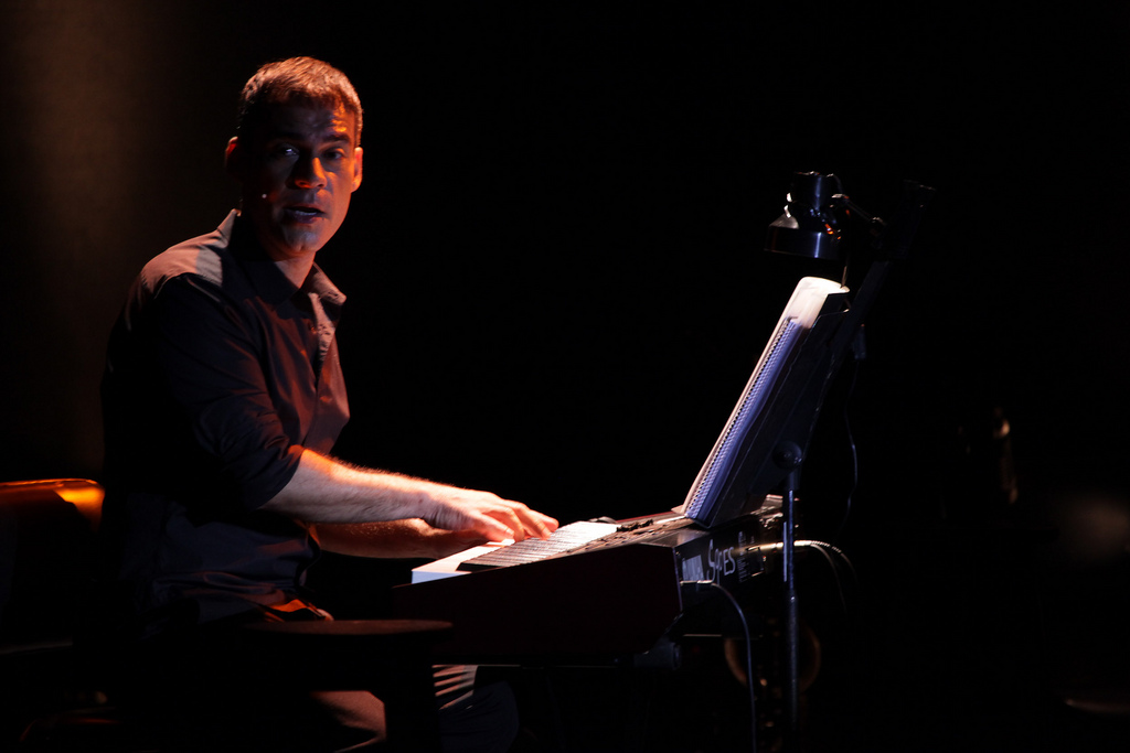 Espetáculo Versão Brasileira retrata a relação de 20 anos entre Cláudio Botelho e os musicais do teatro | Bruno Tetto / Divulgação