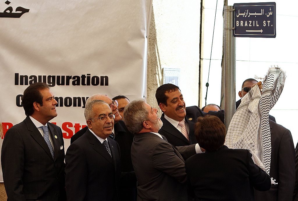 O presidente Lula, ao lado de políticos palestinos, inaugura a Rua Brasil, em Ramallah, na Cisjordânia: em reunião com Fatah, líder brasileiro diz que se encontraria com o Hamas, grupo considerado terrorista pelos EUA e por Israel | Abbas Momani/AFP