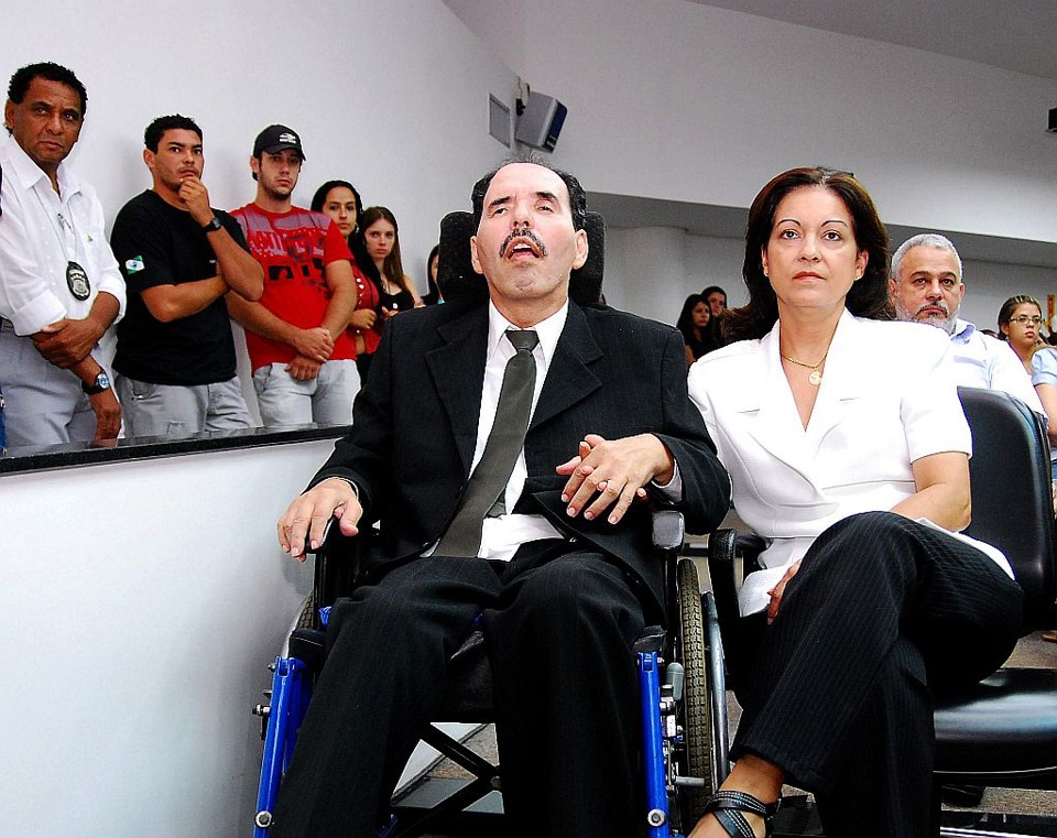 Adílson Rabelo, ex-presidente da Câmara de Foz do Iguaçu, ao lado da esposa Jane, acompanhou ontem  o julgamento de um dos acusados por tentar matá-lo: ex-vereador levou dois tiros na cabeça em 2003 e ficou inválido | Marcos Labanca