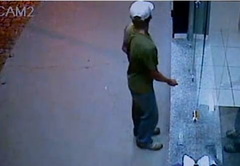 O ladrão chegou até a fazer gesto obceno para a câmara de segurança | Reprodução / TV Globo