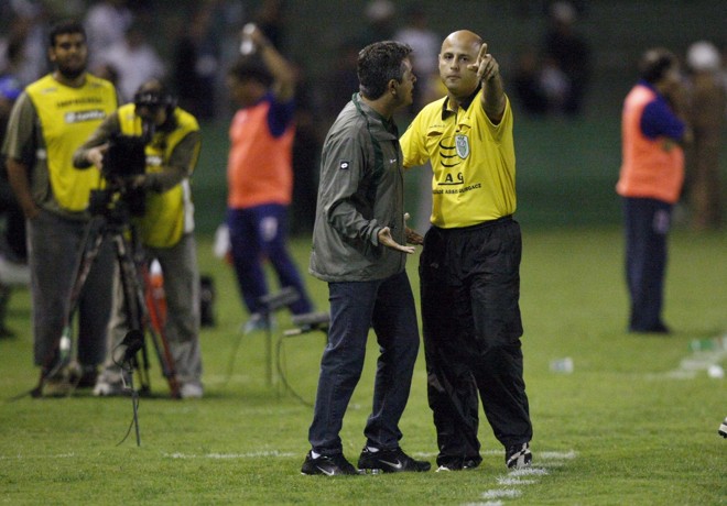 A arbitragem irritou o técnico Ney Franco que acabou expulso de campo |