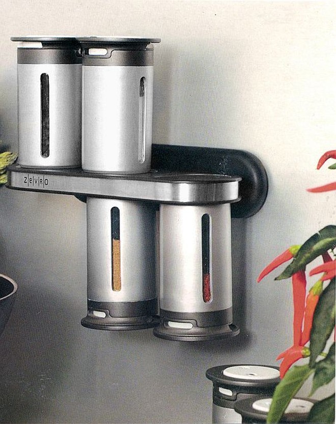 Porta-condimentos Gravity: peças com tampa dosadora e duas opções de orifício, da Zevro. Potinhos são presos por imã. R$ 140 (com seis peças), na Pepper |
