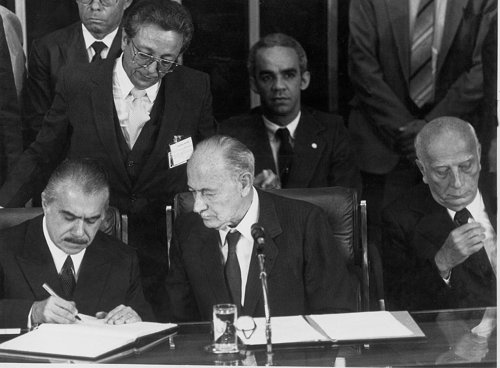 Sarney durante a posse da Presidência, para a qual havia sido eleito Tancredo Neves | Reginaldo Manente/AE