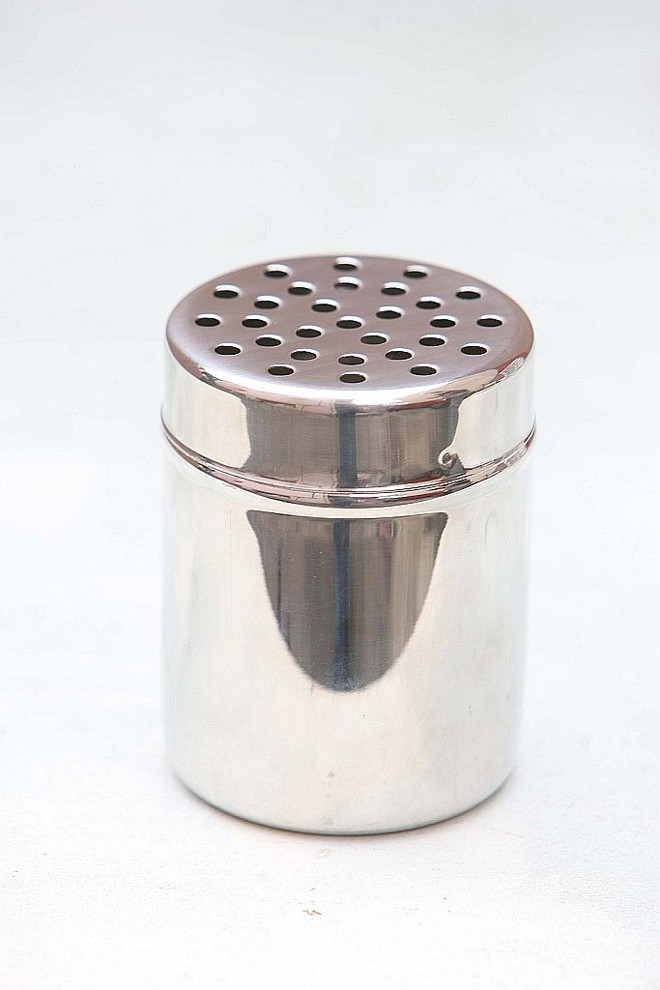 Modelo individual de inox e furos largos, ideal para queijo. R$ 58, na Freezer Point |