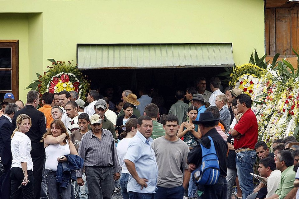 Velório do prefeito de Rio Branco do Sul reuniu centenas de pessoas na região rural da cidade | Valterci Santos/ Gazeta do Povo