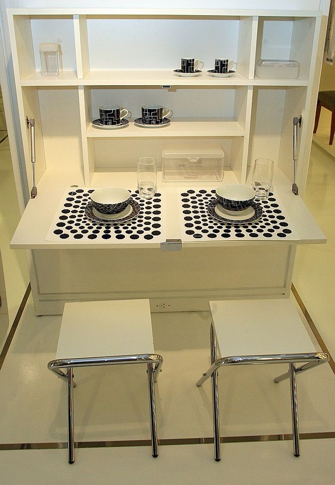 Window Mesa, da Tok&Stok: mesa dobrável instalada na parede. Preço: R$599 | 