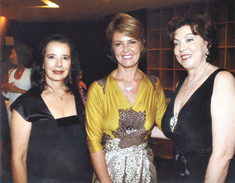 Três mulheres admiráveis da cena curitibana: a artista plástica Vera Lilia Rocha Loures, a primeira-dama de Curitiba Fernanda Richa e Vera Lupion, a notável anfitriã do Castelo do Batel. As duas Veras foram distinguidas com o Prêmio Mulher Destaque 2010, promoção da BPW, Associação Comercial do Paraná e Shopping Novo Batel, em evento no Teatro Fernanda Montenegro |