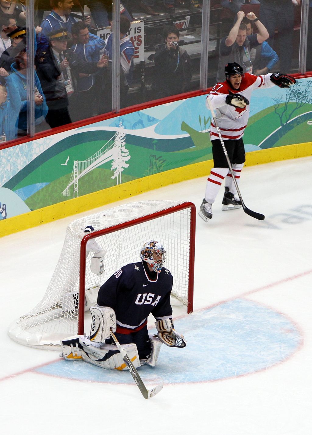 Sidney Crosby, maior ídolo do hóquei, festeja gol na prorrogação que deu o sonhado título dos Jogos Olímpicos de Inverno na modalidade para o Canadá. Festa foi ainda maior por derrotar os norte-americanos | Alex Livesey/AFP