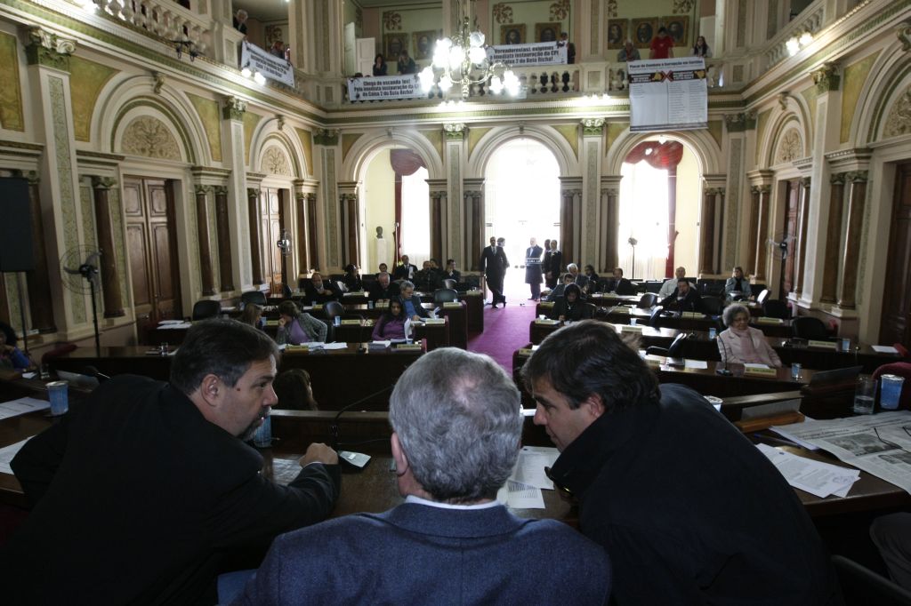 Plenário da Câmara: presidente da Casa, o vereador João Cláudio Derosso (esq.) pode ficar impedido de concorrer a uma vaga na Assembleia na eleição deste ano | Marcelo Elias/ Gazeta do Povo