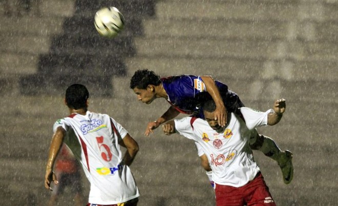 Lance plástico na chuva: Jogadores de Paraná e ACP disputam jogada pela alto na Vila | 