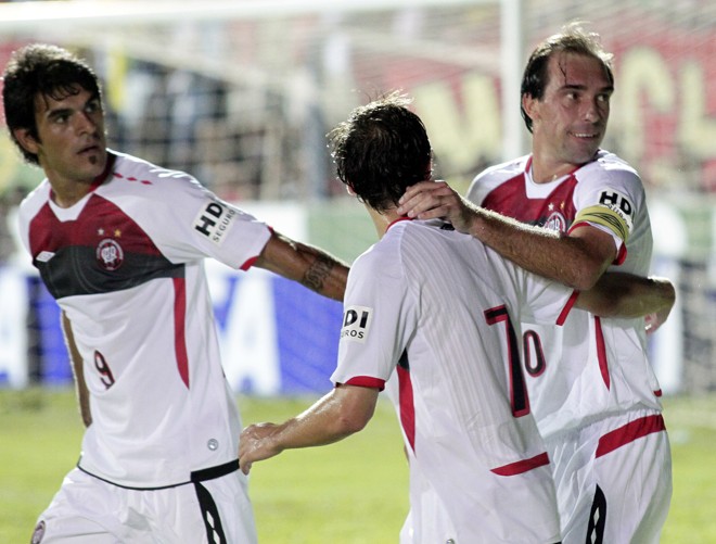 Toledo e Netinho comemoram gol de Paulo Baier; tento não foi suficiente para a vitória | 
