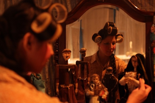 Irmã de Senhorinha, Ruth é quem encontra as amantes para o cunhado | 