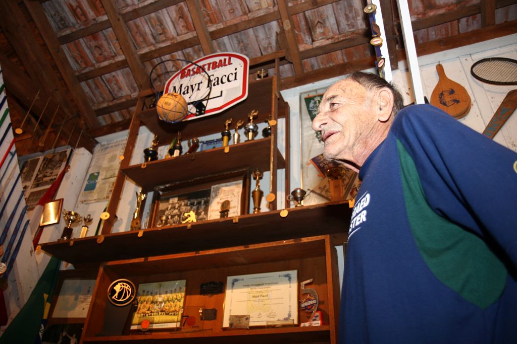 Mayr Faccy, que disputou duas olimpíadas pela seleção brasileira de basquete, hoje é campeão master: Se eu parar, estou fuzilado | Henry Milleo/Gazeta do Povo