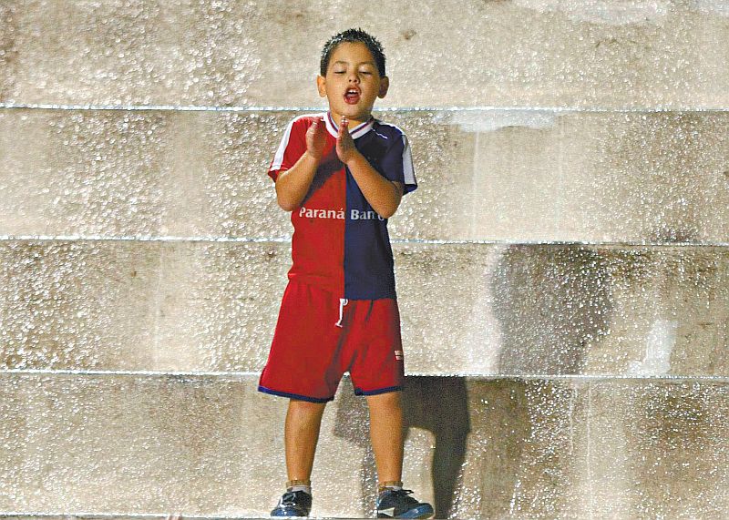 O solitário torcedor paranista não quis nem saber da forte chuva na Vila Capanema e aplaudiu a ótima atuação do time contra o Paranavaí | Daniel Castellano/ Gazeta do Povo