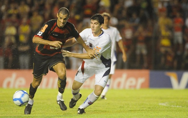 Cesar Lucena tenta passar por Luiz Henrique: zaga paranista tentou fazer linha de impedimento e ela custou a eliminação | Antônio Carneiro / AE