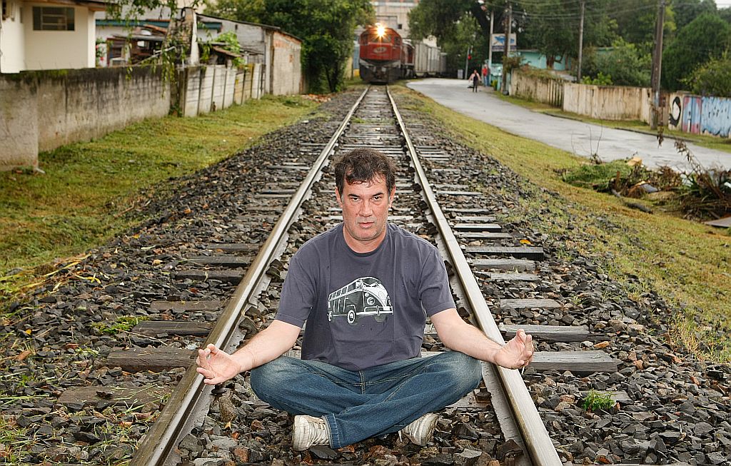 Para descarrilar o vagão da poesia bem comportada, Ricardo Corona mistura sinais, códigos e surpreende: dar é feminino de dor. | Antonio Costa/Gazeta do Povo