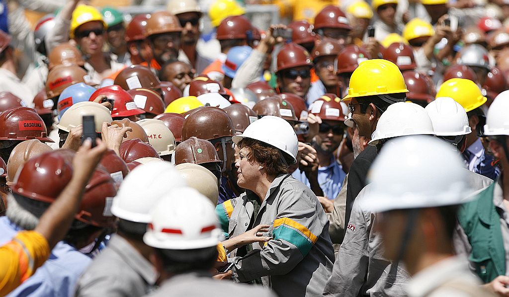 Dilma Rousseff na Petrobras, em Araucária: empurrada por Lula, nos braços do povo. | Jonathan Campos/ Gazeta do Povo