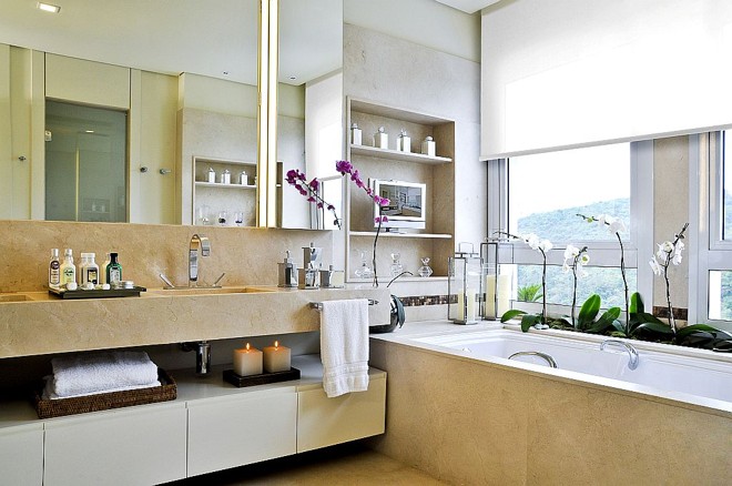 No projeto de Débora Aguiar, duas janelas grandes dão vista a uma paisagem que traz tranquilidade ao morador |