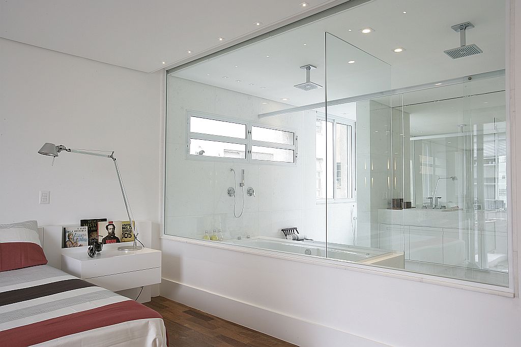 No projeto de Antonio Ferreira Júnior e Mario Celso Bernardes, as paredes de vidro integram o ambiente com o quarto | Fotos: Divulgação