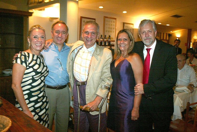 O casal Maria Olivia e Jorge Samek (à dir.) recebeu vários amigos na sexta-feira para a festa de formatura de sua caçula, Bruna, em Direito, pela Universidade Positivo. Entre os convidados estavam o embaixador do Brasil no Sri Lanka, Pedro Bório, e sua mulher, a curitibana Marília Santos (ambos à esq.), que é prima de Maria Olívia, e o deputado federal Angelo Vanhoni. A comemoração foi no Caffè Millano |