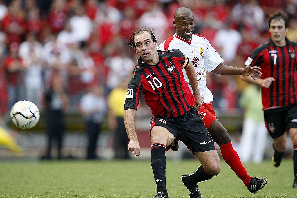 O experiente Paulo Baier toca a bola durante a goleada rubro-negra sobre o Paranavaí: elenco pede respeito aos times do interior no octogonal para evitar surpresas | Hedeson Alves/Gazeta do Povo