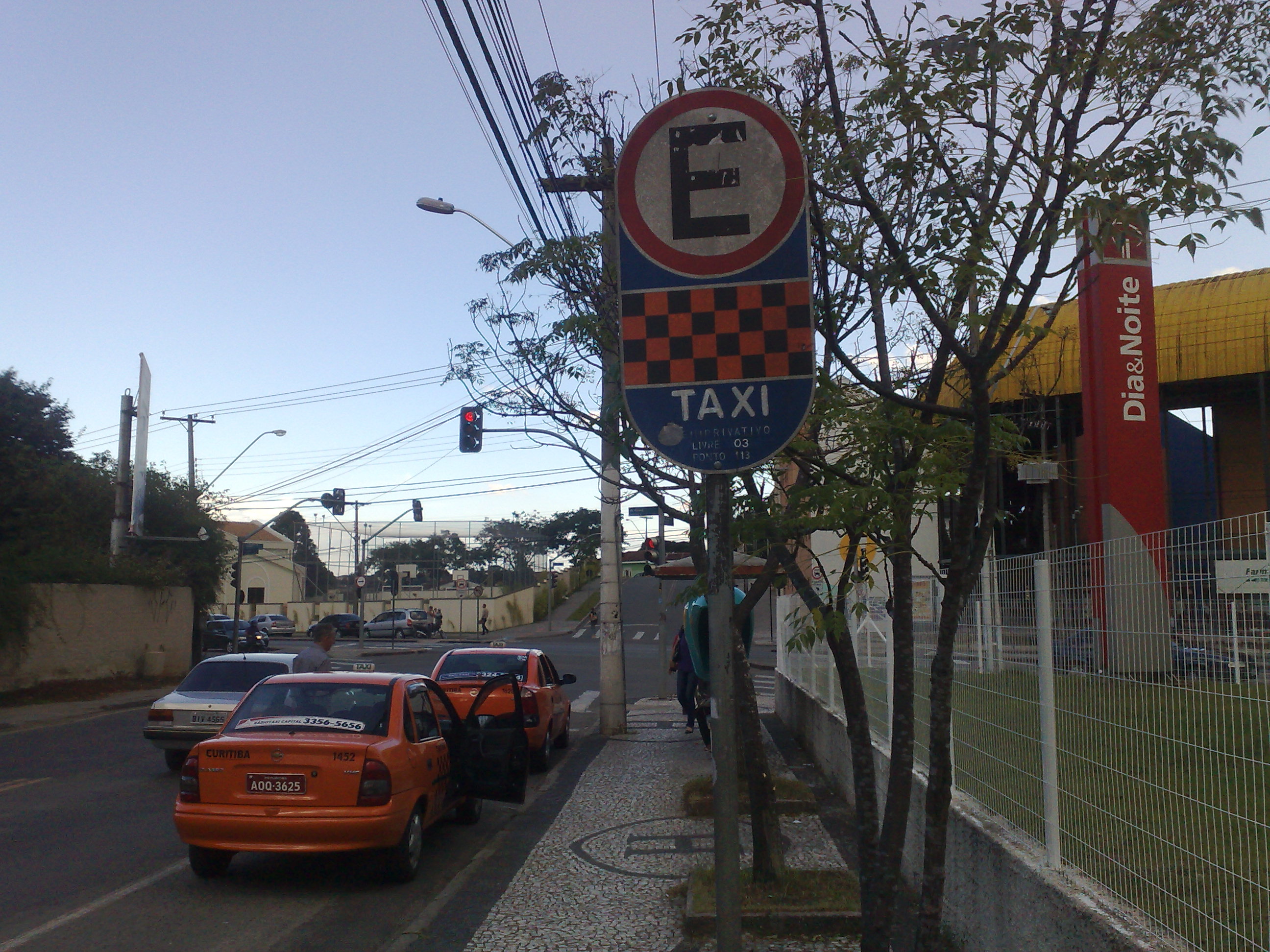 Grupo de taxistas prendeu três assaltantes durante a madrugada desta terça-feira em Curitiba | Adriano Ribeiro / Gazeta do Povo