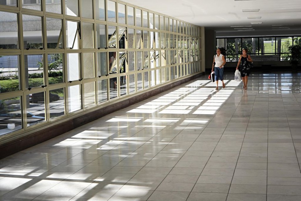Corredores quase vazios da Assembleia dão falsa impressão de que a Casa tem poucos servidores. Levantamento da Gazeta do Povo e da RPCTV revelam que o Legislativo, sobretudo na área administrativa, está inchado | Albari Rosa/ Gazeta do Povo