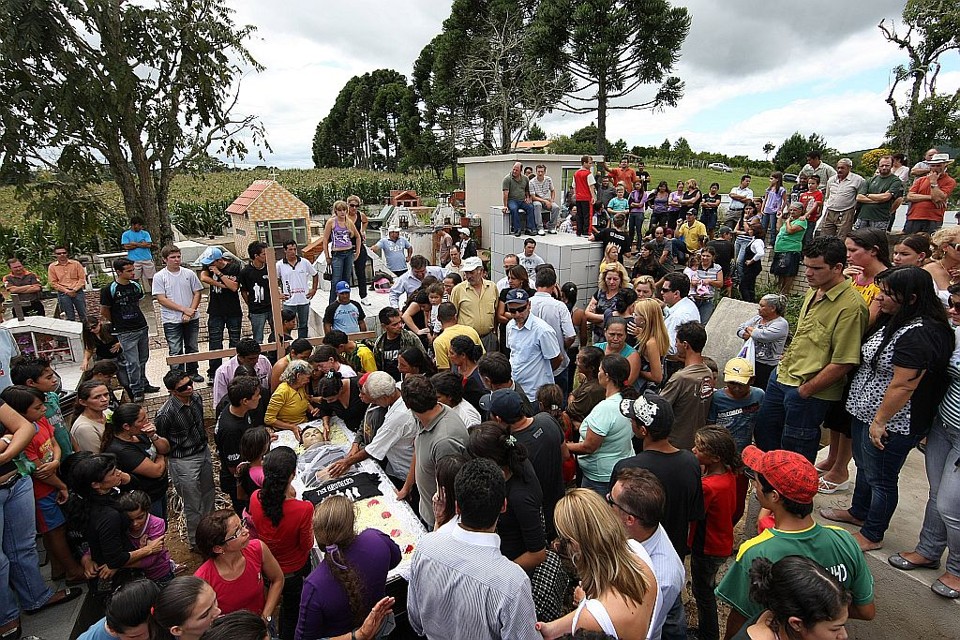 Cerca de mil pessoas acompanharam ontem o enterro do prefeito Adel Kutz, em Assungui, área rural de Rio Branco do Sul | Jonathan Campos/ Gazeta do Povo
