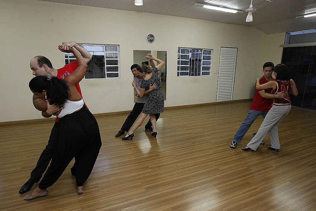 Alunos da escola Acerte o Passo em uma aula de salsa: ritmo é um dos mais indicados como exercício | Pedro Serápio/Gazeta do Povo