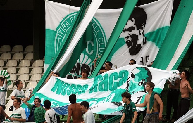 Torcida leva bandeiras em homenagem a Leandro Donizete e Ariel Nahuelpan, considerados símbolos da raça | 