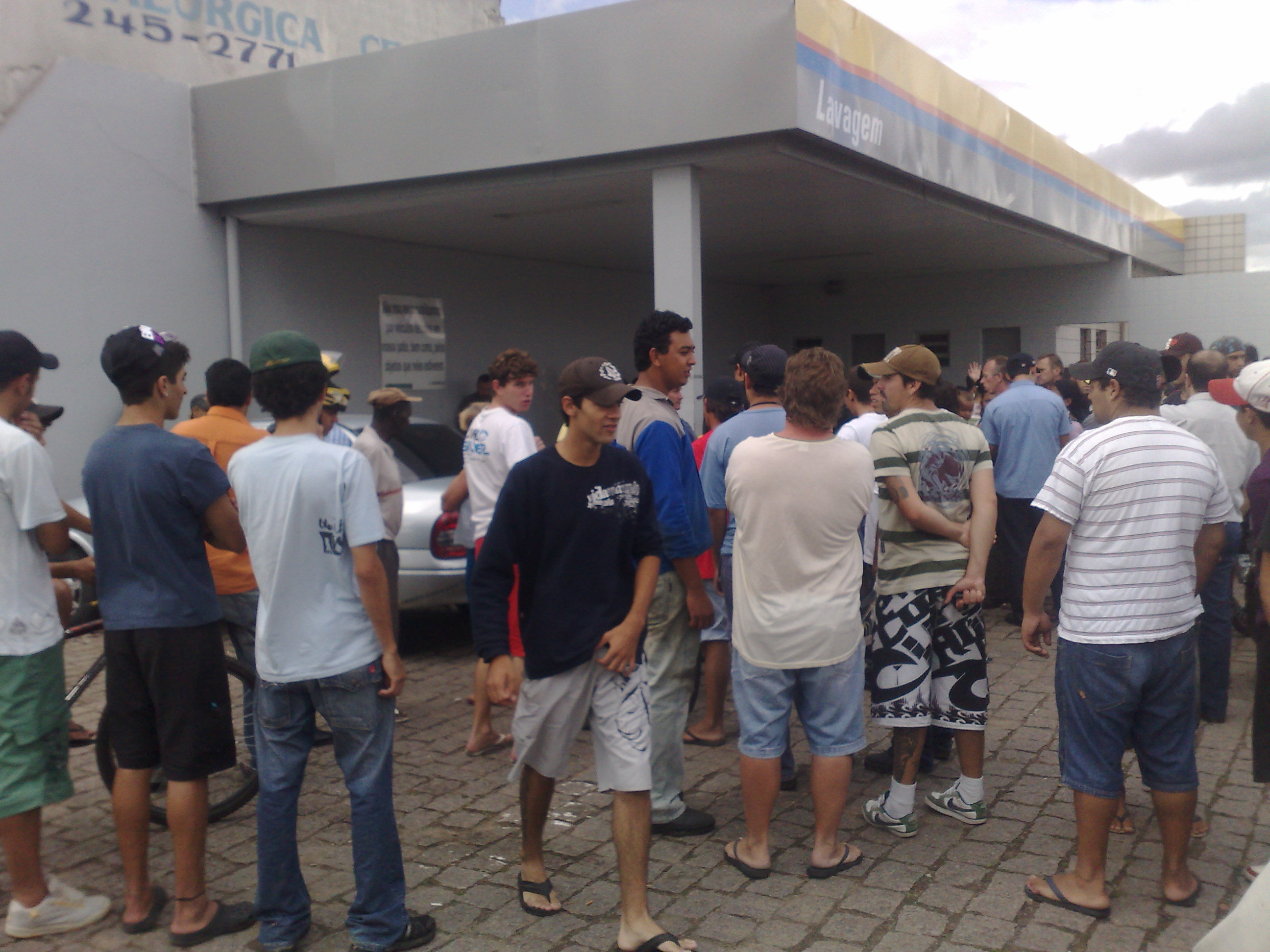 Homem foi morto quando esperava o carro ser lavado em posto de gasolina. Diversas pessoas se reuniram no local após o crime | Adriano Ribeiro / Gazeta do Povo