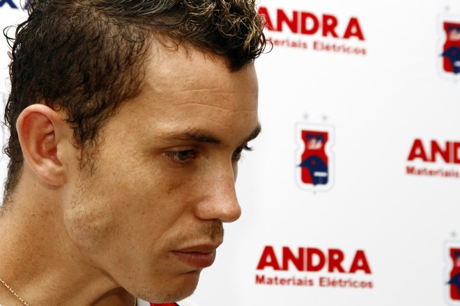 O atacante Marcelo Toscano finaliza para marcar o segundo gol paranista contra o rebaixado Nacional, de Rolândia | 