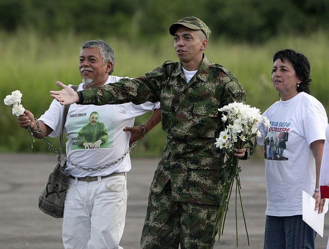 Moncayo é recebido pelo pai, Gustavo que em 2007 caminhou 900 km pela libertação do filho , e pela mãe, Stella | John Vizcaino/Reuters
