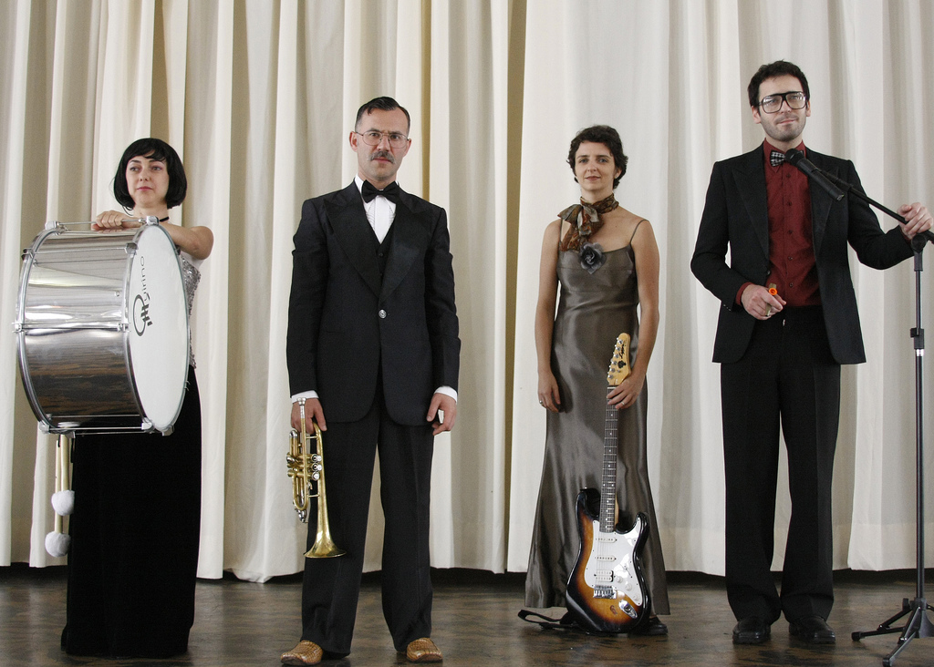 Atores usam seus próprios nomes na peça | Elenize Desgeniski/Divulgação