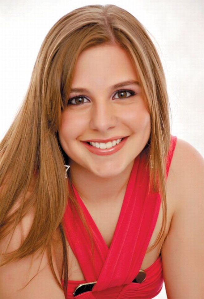 CUMPRIMENTOS - Stella Zauer Duarte, filha de Vanessa e Joel Duarte, comemorou 15 anos ontem, reunindo amigos e familiares em festa no hotel Deville Rayon |