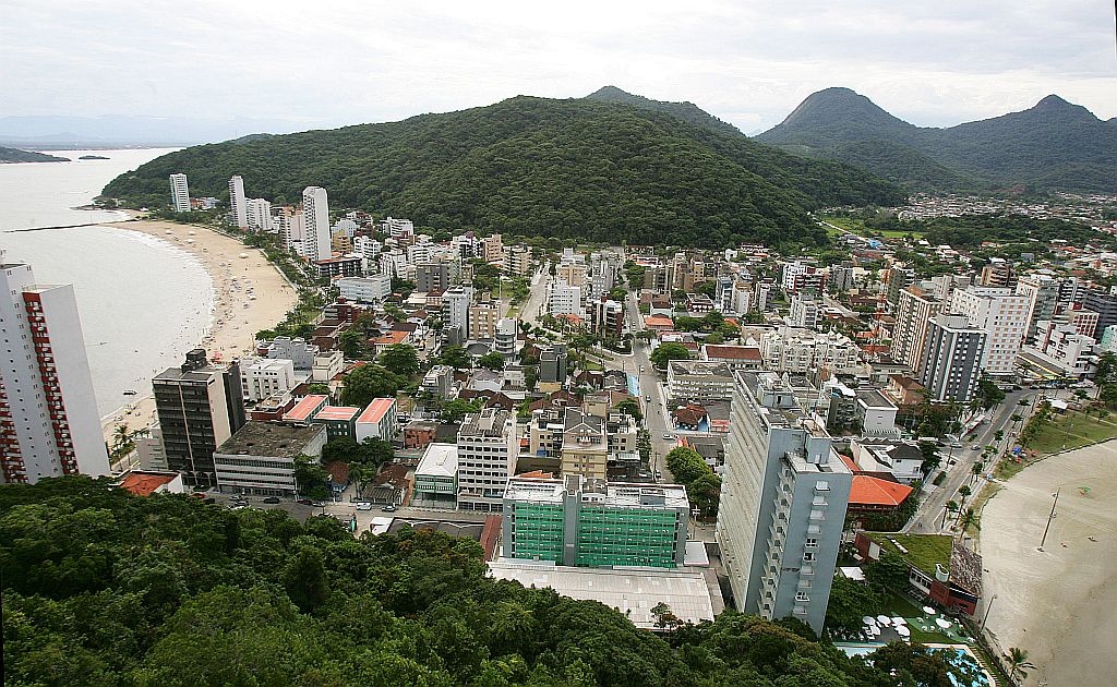Vista aérea de Caiobá, balneário que faz parte do município de Matinhos: prefeitura quer desonerar proprietários de casas térreas | Daniel Castellano/ Gazeta do Povo