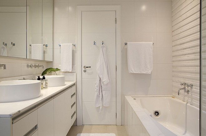 Textura na parede e mármore grego pigues no projeto de Marcelo Rosset |