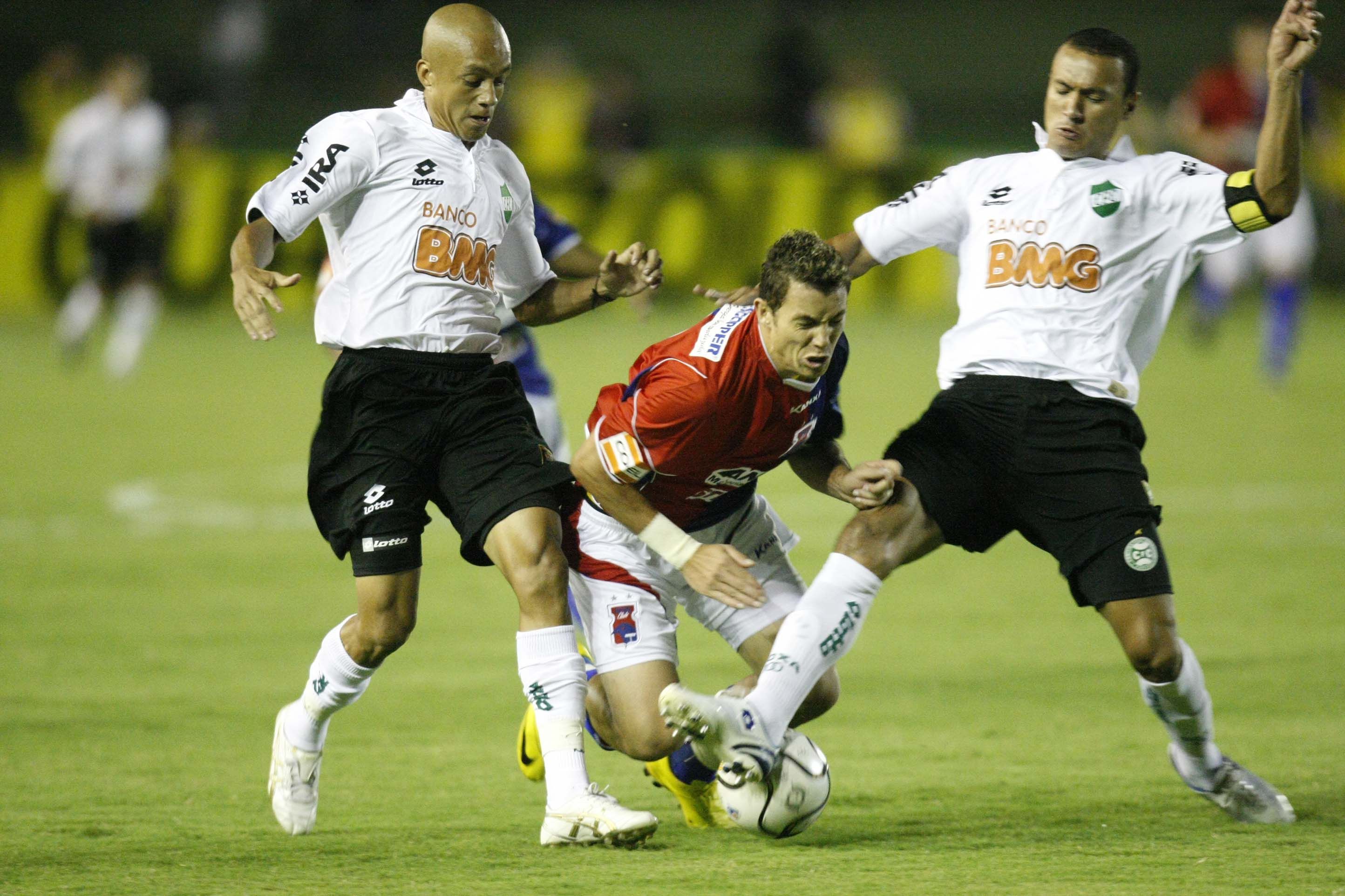 Jogo foi bem disputado no primeiro tempo, mas dominado pelo Coxa no segundo. Teve pênalti perdido, gols anulados e bola no travessão | Valterci Santos / Agência de Notícias Gazeta do Povo