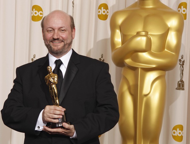 O diretor Juan Jose Campanella com o Oscar de melhor filme estrangeiro pelo longa-metragem argentino