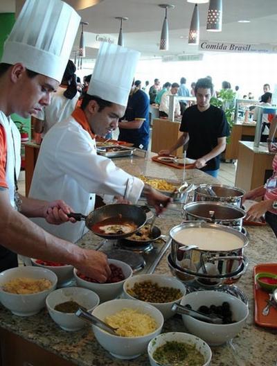 Funcionários em um dos restaurantes administrados pela empresa | Divulgação