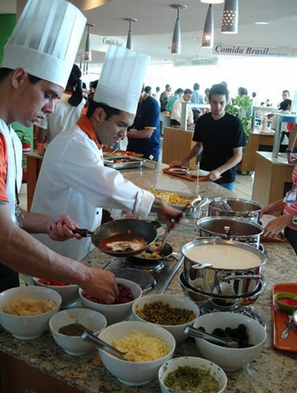 Funcionários em um dos restaurantes administrados pela empresa | Divulgação