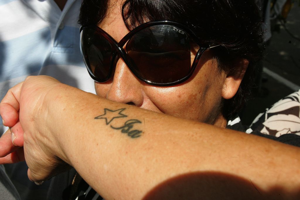 Avó da menina Isabella, morta em março de 2008, mostra tatuagem que fez para homenageá-la: mãe da garota não passa bem durante o julgamento, segundo o promotor de Justiça | Felipe Araújo/AE