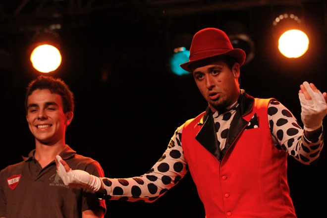 O Palhaço Calado com um dos escolhidos da plateia para subir ao palco | 