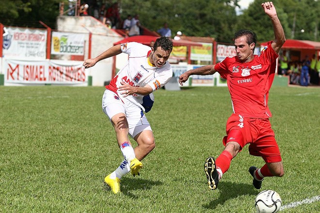 Marcelo Toscano tenta o chute a gol, sob forte marcação do zagueiro Mário, do Serrano: pontaria precisa de ajustes | 