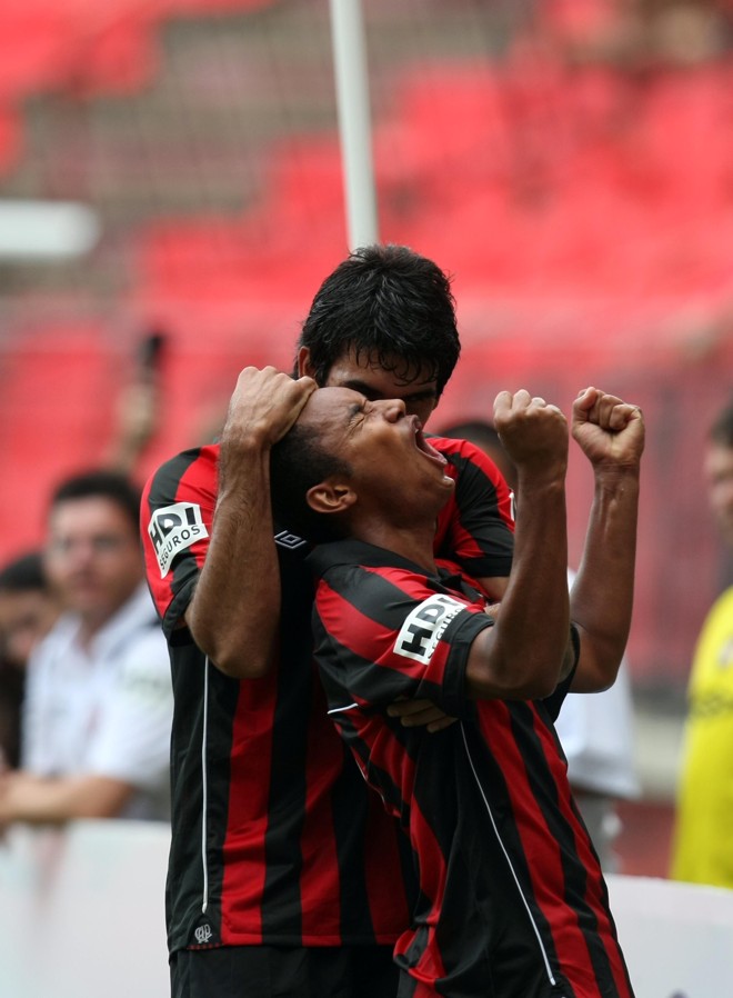 Raul(à frente) comemora muito com Javier Toledo mais um gol do Atlético na Arena |