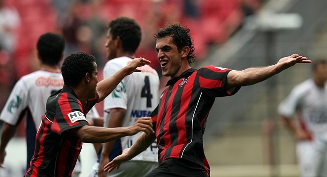 Rhodolfo comemora o terceiro gol em três partidas seguidas |