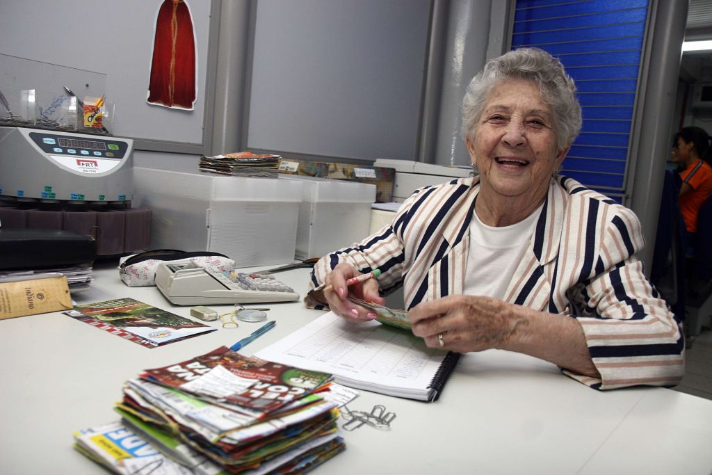 Dona Netinha, aos 82 anos, viúva há 13, gerencia uma lotérica e faz cursos | Henry Milléo/ Gazeta do Povo